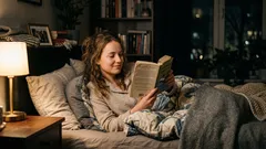 Solo 20 minuti di lettura prima di andare a dormire: un semplice rituale serale che agisce in modo discreto ma efficace